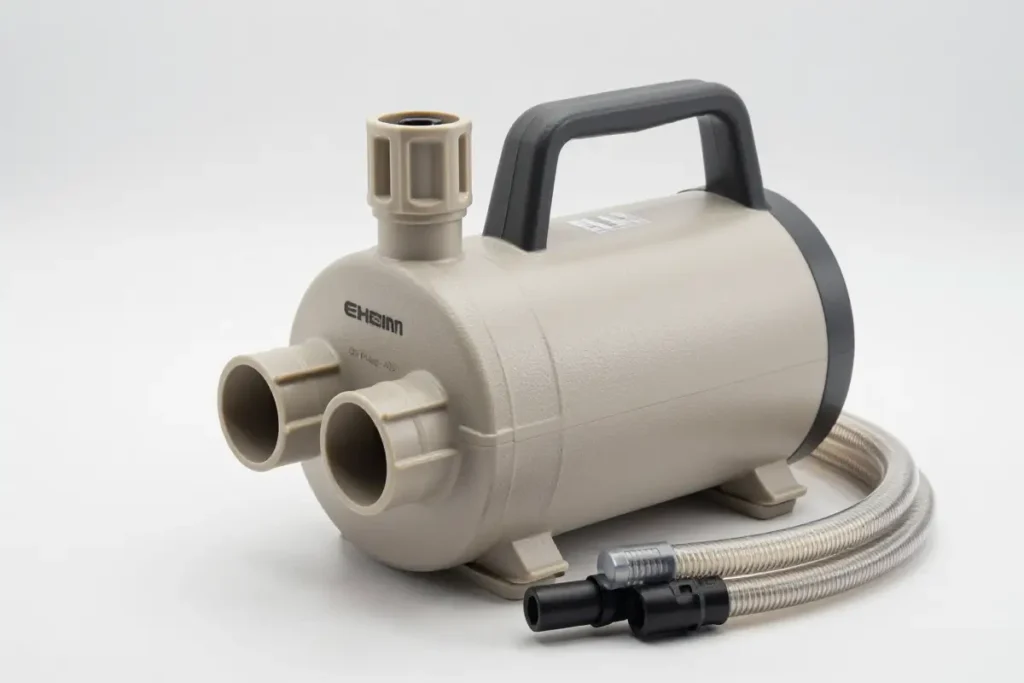 Bomba de aire Eheim 400 sobre fondo blanco, mostrando su cuerpo cilíndrico de textura plástica beige, dos salidas de aire regulables, difusores de aire y 2 metros de tubo flexible conectado. Iluminación suave que resalta los detalles del producto.